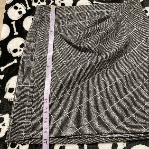 MAX STUDIO Black grey plaid faux wrap mini skirt ~ Stretchy SMALL slip-on skirt - Picture 5 of 10